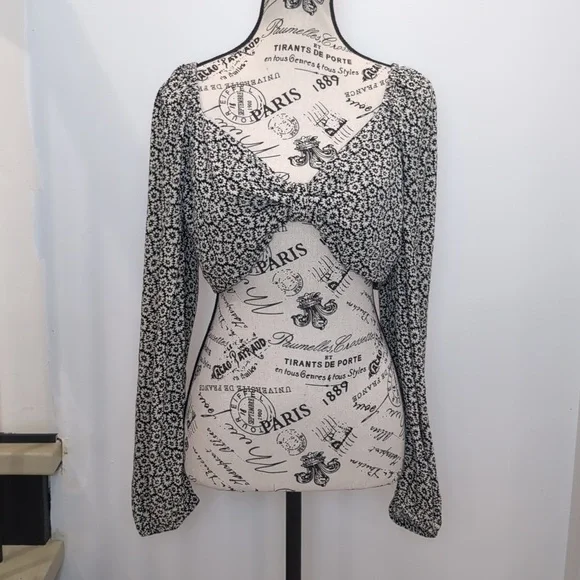 AMERICAN EAGLE | Women's Black/White Floral Long Sleeved Smocked Back Crop Top - Picture 1 of 6